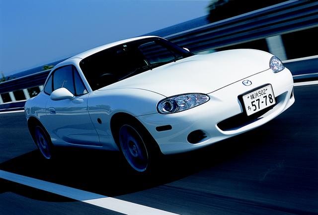 画像: 基 本は1.8Lだが、タイプS(275万円)と同じ外観の1.6L+5速MTの標準車(235万円)も用意された。