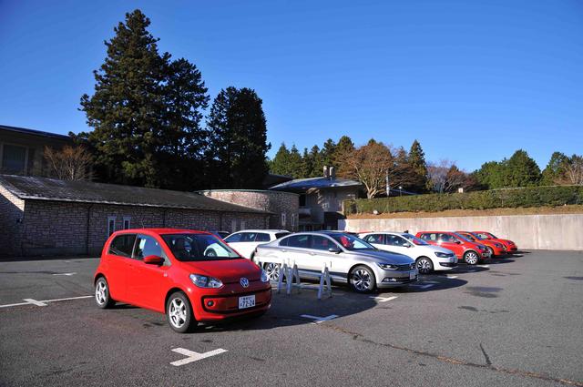 画像: 仙石原で朝を迎えた取材日は、快晴に恵まれたフォルクスワーゲンオールラインナップ試乗会の開催日だった。ズラリと並ぶフォルクスワーゲン試乗車たちと並ぶMMアップ!号。奥から3台目がクロスアップ!だ。