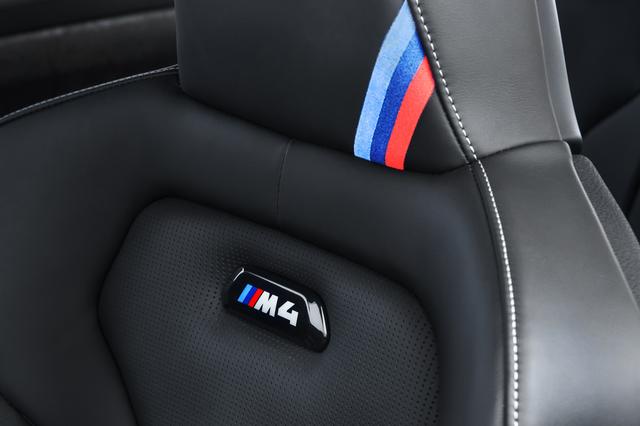 画像: M4のロゴが照明で浮かび上がるという演出も施される。