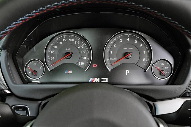 画像: 視認性の高いメーター。“M3”のロゴが表示されている部分はインフォメーションディスプレイとなる。