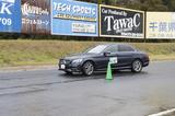 画像: あいにくの雨模様となってしまったが、滑りやすい路面のおかげで、走行中の車両の挙動変化がとてもよくわかった。