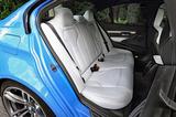 画像: M3のリアシート(写真)は3人掛けだが、M4はふたり掛け。いずれもシートバックは60:40の分割可倒式。