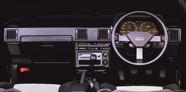 画像: ステアリングのセンターパッドには「TWINCAM turbo」の文字が燦然と輝く。オプションでデジタルメーターも選択可能だった。