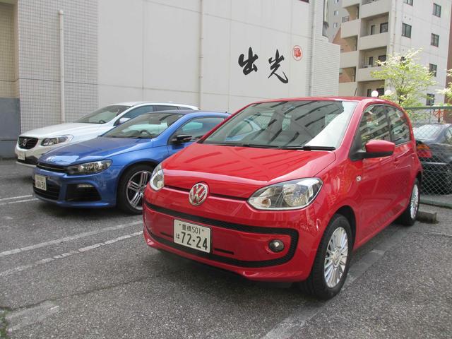 画像: MM社の駐車場でいつもの位置に収まったMMアップ!号。外観をご覧いただければわかるように、遅ればせながら、スタッドレスタイヤ仕様からノーマルホイールとタイヤの標準装備に履き替えさせた。スタッドレスタイヤを装着したのは去年の12月2日で、4月20日に履き替えるまでの走行距離は7466kmであった。今月の走行距離は1769km、なかなかの活躍ぶりだった。シロッコRをはさんで、もう1台の長期テスト車ボルボXC60号が見える。