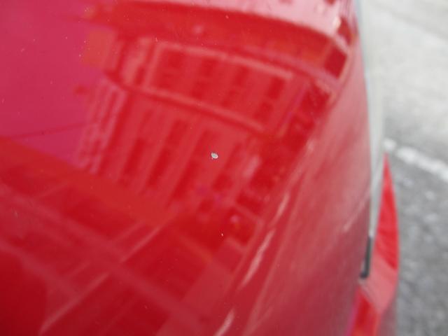 画像: MMアップ!号の洗車と掃除をしていて気が付いた、跳ね石によるボンネットのキズ(その1)。左ヘッドライト上方あたりで塗装が剝がれている。けっこう大きめの石が当たった感じだが、目立つほど凹んではいないのが幸いである。