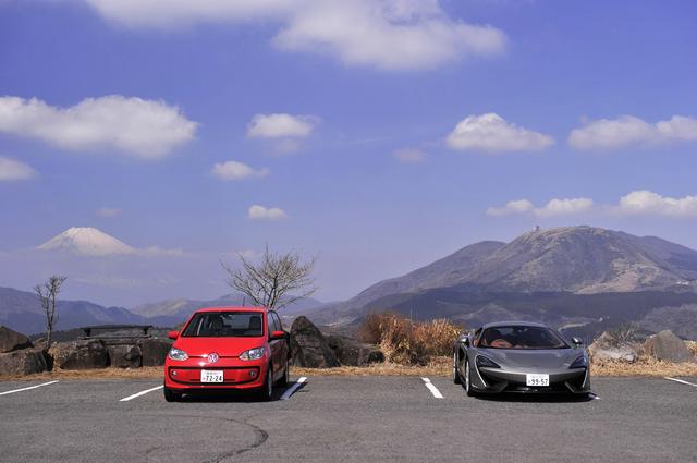 画像: 晴天の箱根でマクラーレン570Sとともに記念カットを撮影。今月は取材に同行する機会が多々あって、MMアップ!号は大活躍。スタッドレスタイヤを装着していることもあり、3月に入ってからの降雪にも不安なく対応できた。とはいえ、さすがに次回までには夏タイヤに換える予定。今回のレポートは、MMアップ!号を思いのほか気に入ってくれている編集部Kのコメント。5速ASG(=オートメーテッドマニュアルトランスミッション)は「慣れ」ることがやはり大事だとつくづく思わされる。