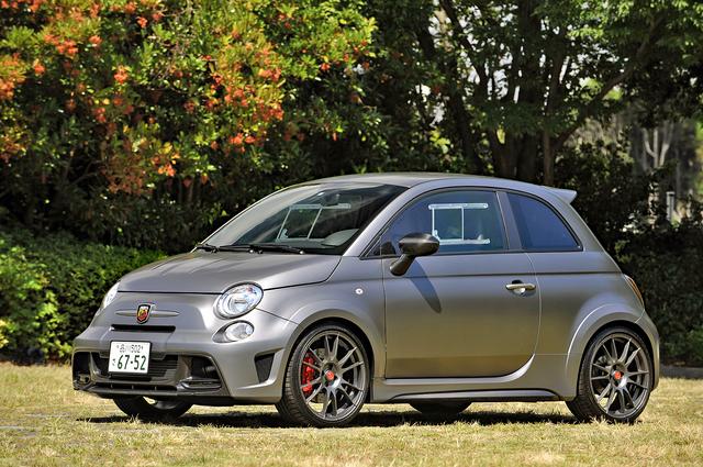 画像: アバルトのホッテストモデル、695ビポスト。2シーター化され、フルスペック仕様はドグミッションを備える。