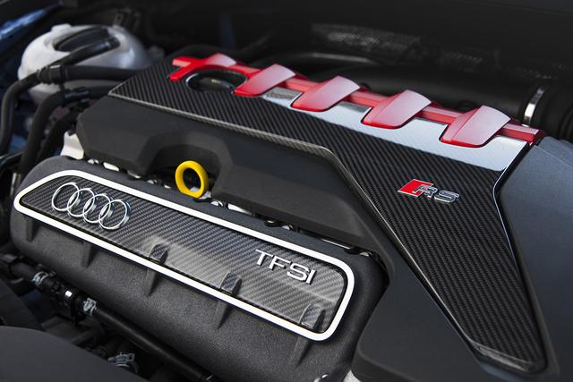 画像: アウディTT RSの搭載する2.5L 直5ターボは独特な排気音とともに感動的な走りを提供してくれる。大幅に改良が加えられ、400ps/480Nmまでスペックアップしている。
