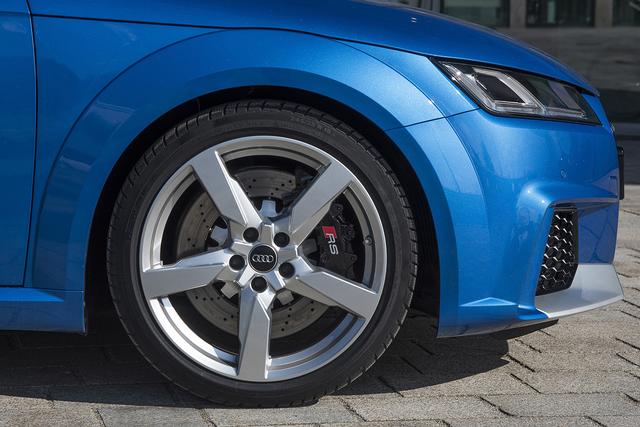 画像: TT RSの試乗車はコンチネンタルのコンチウインターコンタクトを装着。タイヤサイズは245/35R19で、ホイールサイズは9J×19。オプションで255/30R20も用意する。