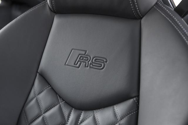 画像: RSのロゴがエンボス加工されたアウディTT RSのフロントシート。RSモデル専用に開発されたパーツであることを示している。