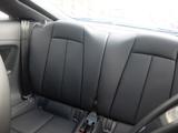 画像: リアにもプラス2的ではあるが2人分のシートを用意している。シートバックを倒すと荷室容量が拡大する。