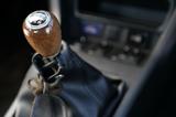 画像: トランスミッションは5速MT。ウッドのシフトノブが懐かしい。クラッチペダルはそれほど重くない。