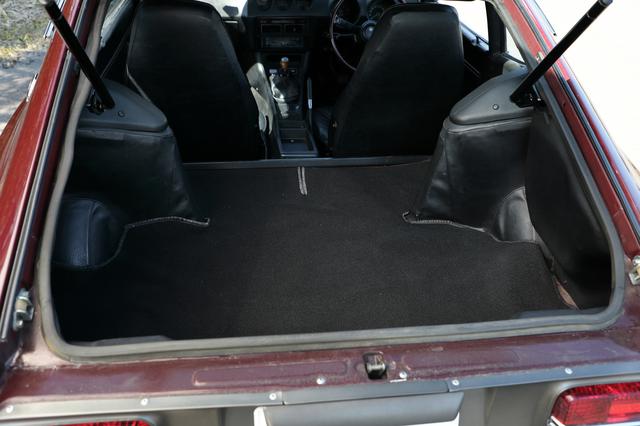 画像: リアシートはなく荷室となる。観光旅行ついでにS30レンタカーを借りても、荷物の置き場に困ることはない。