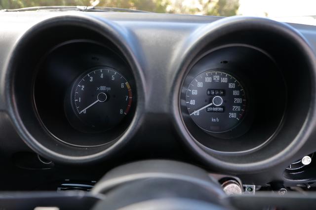 画像: 2眼タイプのメーターは、右に240km/hスケールの速度計、左に8000rpmまで刻まれた回転計。