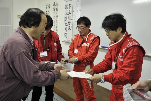 画像: 修了式では、ドライビングレッスンの修了証書が参加者全員に手渡された。