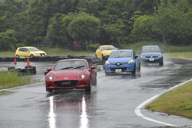 画像: 先導車(ロードスターRF)に続いてサーキットコースを走る先導走行では、コースのライン取りなどを学ぶ。