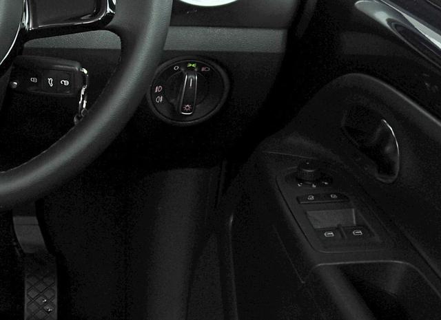 画像: 現行型アップ!の運転席側パワーウインドウスイッチ部。ごく普通な姿でパワーウインドウの操作スイッチが2つ並んでいる。初期型は運転席ドアに運転席ドアウインドウの操作スイッチ1コのみが配されているスタイル。
