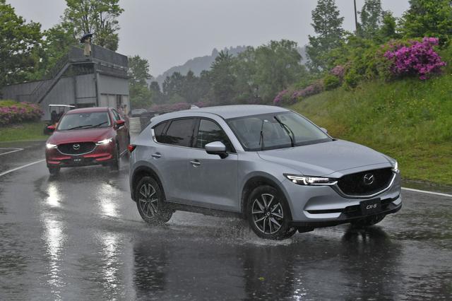 画像: 講師の運転でコース取りを教えるのが目的だが、同乗した参加者はCX-5の走りのスゴさを体感していた。