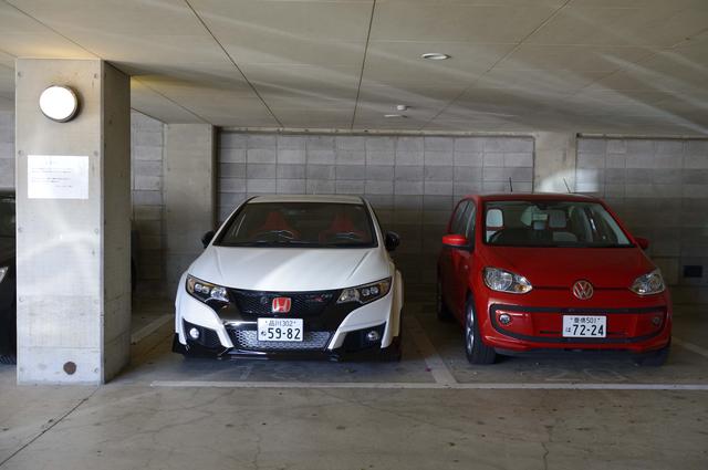 画像: これはちょっと前の取材時に撮影してもらったカット。駐車場で並んだシビックタイプRとMMアップ!号の2ショットシーン。クラスが異なるから当然とはいえ、それにしてもボディ全幅の差にはちょっと驚かされた。