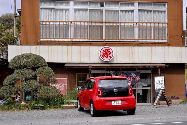 画像: 渋めのイメージで決めてみた今回のメインカット。こちらは千葉県郊外の国道沿いで見つけ、昼食を取るために入った「丸源食堂」というお店。看板にある「とろ定食」とは何なのかと思って聞いてみたところ「とろろご飯、味噌汁、一品がセットになったメニュー」のことだった。今回の月間走行距離は、短距離での使用が多かったので短めと予想していたが、集計してみると、ほぼいつもの平均的な値に落ち着いた。御殿場の富士スピードウェイへの往復取材や、西伊豆往復取材などがあったからだろう。