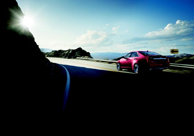 画像: 今回、ニューフェイスへと一新されたのは4ドアセダンモデルのCTS。なおこのボディカラー「レッドオブセッションティントコート」は「ダークアドリアティックブルーメタリック」「ラジアンとシルバーメタリック」とともに受注発注仕様で用意されるオプション設定のボディカラー。