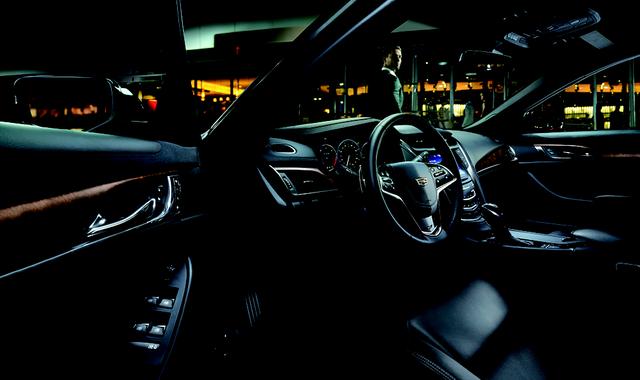 画像: キャデラックの日本仕様モデルはすべて左ハンドル車のみのラインナップ。このクラスとして初の装備となるリアカメラミラーの採用も新型CTSにおけるポイント。ルームミラーにリアカメラからの後方視界映像を映し出すことができる。ちなみにワンタッチで、従来式のミラー表示にすることも可能である。