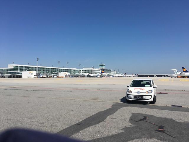 画像: 長期テストレポート第21回にドイツの空港で活躍するアップ!について記したが、再び機会があったので、今回はミュンヘン空港でその清々しい姿を撮影してきた。ボンネットには「Ramp(ランプ)」とあるので駐機関連の担当サービス車のようだ。駐車時にハンドルを切った状態にしておくのは安全上のレギュレーションだろう。