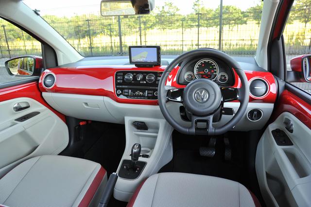 画像: そしてこちらが初期型モデルであるMMアップ!号のインパネまわり。運転席パワーウインドウスイッチ部などが現行型とは異なるものの、その他の部分の基本的デザインは共通である。センターコンソールに貼り付いているように見える黒くて薄いものは、ETCカードユニット。メーターパネルデザインの進化も注目したい点だ。