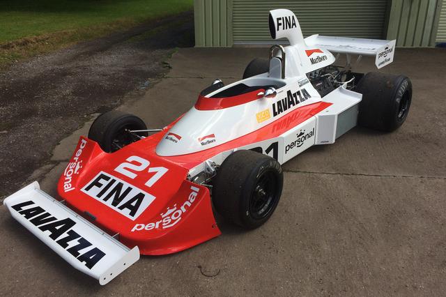 画像: Williams FW04(1975〜1976年)/展示・デモンストレーションラン予定。フォードコスワースDFVエンジンを搭載して1975年のシーズン途中に投入。デビューイヤーではあるが、ジャック・ラフィットが2位入賞を果たし、ウイリアムズに初の選手権ポイントをもたらした。
