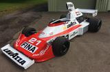 画像: Williams FW04(1975〜1976年)/展示・デモンストレーションラン予定。フォードコスワースDFVエンジンを搭載して1975年のシーズン途中に投入。デビューイヤーではあるが、ジャック・ラフィットが2位入賞を果たし、ウイリアムズに初の選手権ポイントをもたらした。