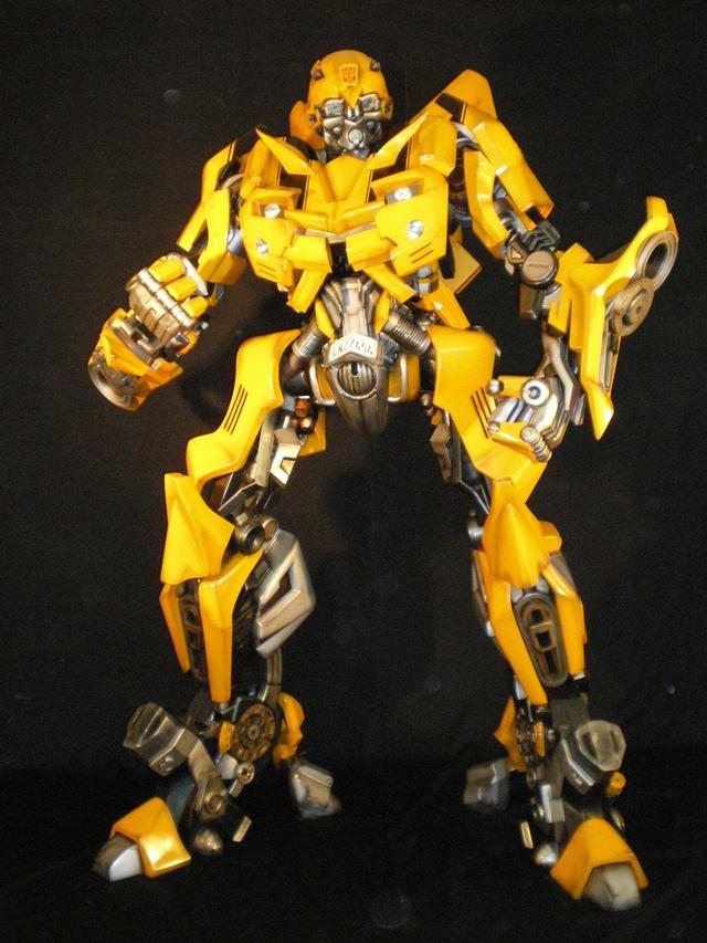 画像: 超ロボット生命体「バンブルビー」。これが変形するのが、第5世代モデルのシボレー カマロだ。全長2mを超えるだけに、イベント会場で「バンブルビー」に出会うとその存在感の大きさに圧倒されることだろう。