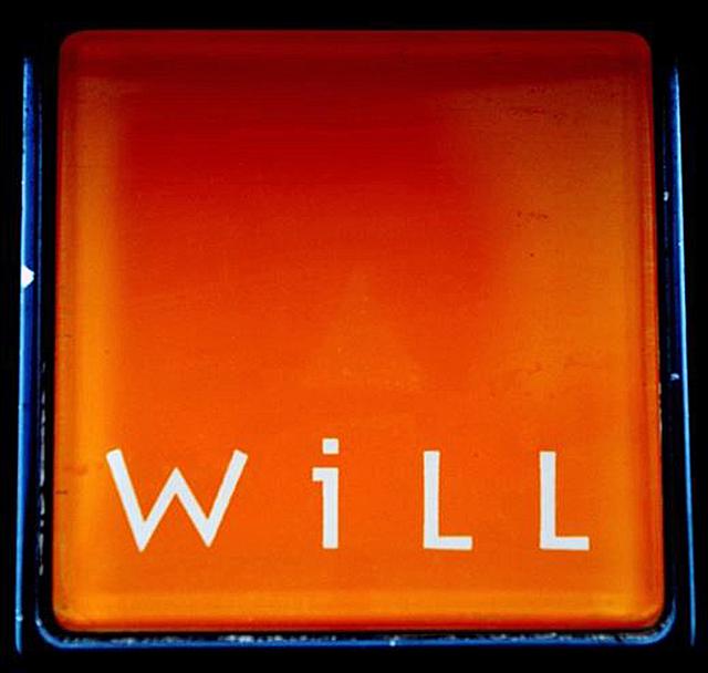 画像: 四角いオレンジ色の地に白いロゴが入ったWiLLのエンブレム