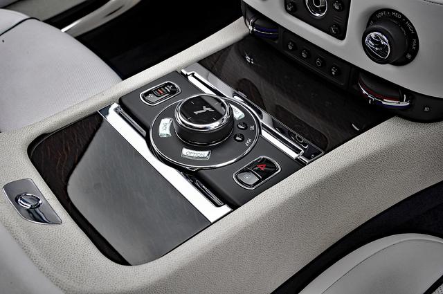 画像: BMWのiドライブと同じシステムのダイヤルは、スピリット・オブ・エクスタシー・ロータリー・コントローラーと呼ばれる。