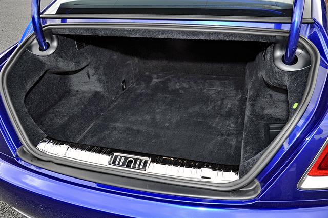 画像: トランク容量は470L。幅、高さ、奥行きとも十分。毛足の長いゴージャスなカーペットも敷かれている。