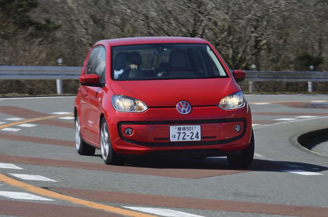 画像: 上は新型タイヤ取材のテスト用装着車として駆り出されたときのもの。ドライバーは、テスターのこもだきよし氏だ。まるで路面に吸い付いて走っているかの如く安定した姿勢でコーナーを抜けていく。コンパクトカーで、これだけ優れたクオリティのハンドリングを備えているのだから、運転好きな人間にとって、フォルクスワーゲン アップ!は実に魅力的な存在である。ただしそこが、逆の意味ではひとつの課題ともいえるのだろう。いわゆるラクチンなドライブを求めるユーザーには、ちょっとハードルがあるのも事実だと思う。さて、別れはいつも名残り惜しいものだが、今回はとても気に入っていただけに寂しさひとしおであった。