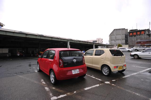 画像: スズキアルトの試乗取材に同行した際のスナップ。コンパクトカーだとはいえ、あらゆる部分のサイズで軽自動車よりもたっぷりとして余裕のあることがわかる。アップ!とアルト、両車にはなかなか共通しているように感じる部分もあって、同時に乗り比べてみるととても興味深く感じられることがあった。