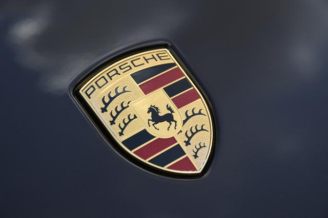 画像: ポルシェのエンブレム。中央はシュトゥットガルト市の馬の紋章。