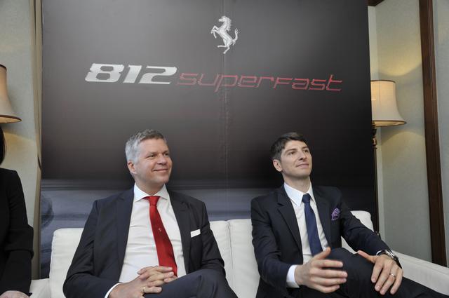 画像: フェラーリ極東・中東エリア統括CEOのディーター・クネヒテル氏(左)とファラーリ・ジャパン&コリア社長のリノ・デパオリ社長(右)。