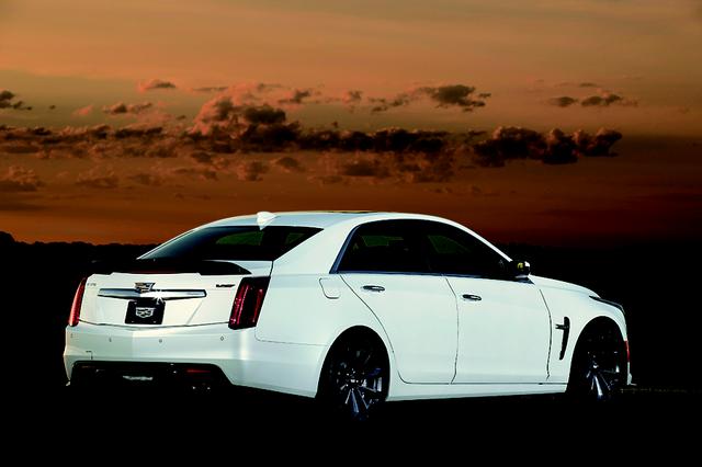 画像: キャデラック CTS-V カーボンブラックパッケージ。ボディカラーはホワイトとブラックの2種を用意。