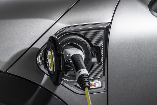 画像: リチウムイオンバッテリー容量は7.6kWh。200V電源で約3時間で満充電可能だ。