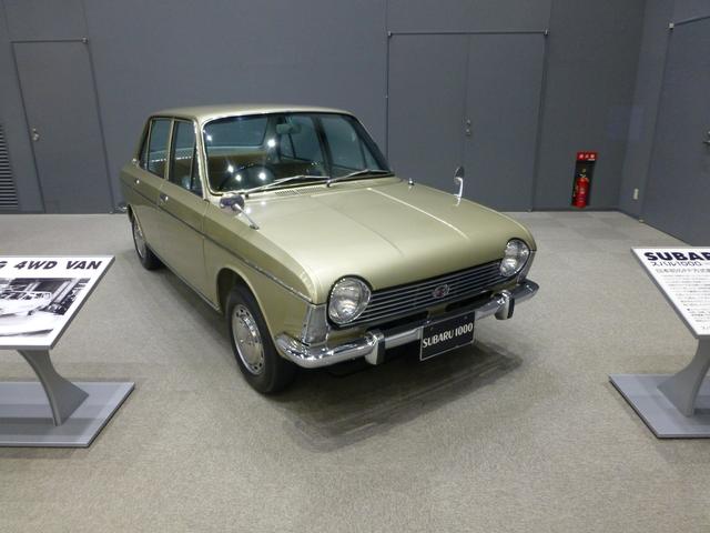画像: スバル1000(1966〜)。日本初のFF量産小型車。
