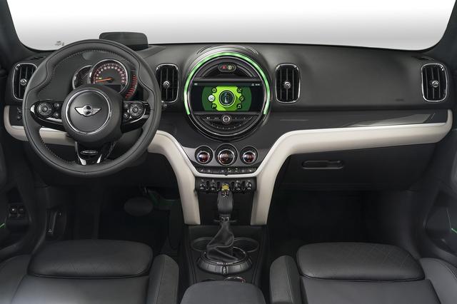 画像: トランスミッションはティプトロニック付き6速ATを採用する。