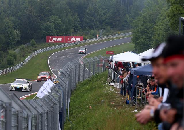 画像: 1周20kmを超えるノルドシュライフェ(北コース)。数多くのブラインドコーナーがあり、エスケープゾーンも限定的。トップマシンの最高スピードはオーバー300km/h、カテゴリーが異なるクルマとの速度差も凄まじい。こちらも、前回(2016年)のニュルブルクリンク24時間レースのカットだ。