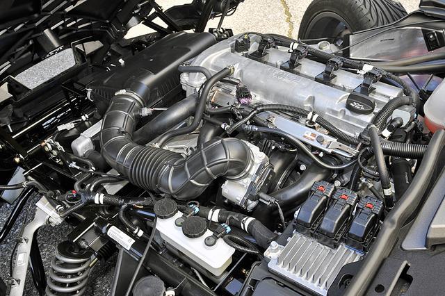 画像: GM製エコテック2.4L直4DOHCをフロントに搭載。エンジンルームは、けっこうギッシリ!