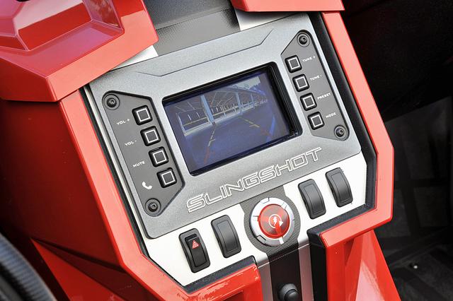 画像: 後方視界は良くないので、ダッシュ中央にバックカメラのモニターとオーディオのスイッチ類が並ぶ。