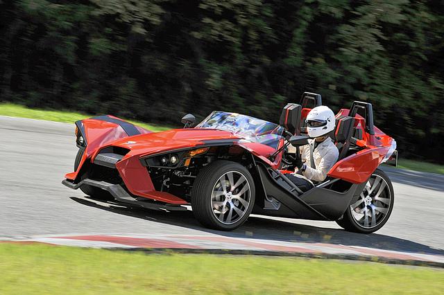 画像: 2輪とも4輪とも異なる、独特な感覚のコーナリングは楽しい。車重は軽いから、加速性能も優れている。