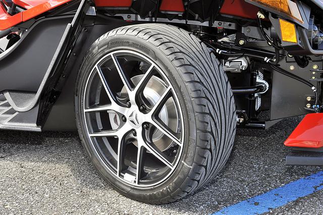画像: タイヤはKENDAという台湾メーカーのもの。フロントのサイズは225/45R18。