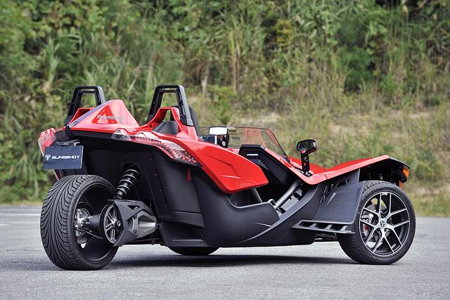 画像: 逆から見ると1輪の極太リアタイヤが目立つ。日本では3ナンバーの普通車登録となるので、運転には四輪免許が必要。