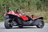 画像: 逆から見ると1輪の極太リアタイヤが目立つ。日本では3ナンバーの普通車登録となるので、運転には四輪免許が必要。