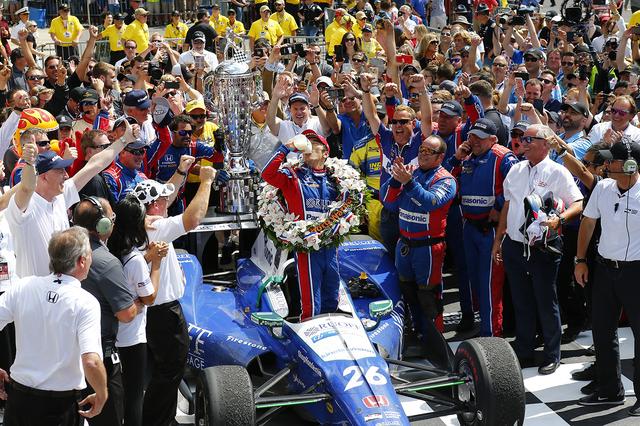 画像: インディ500の表彰台に上がれるのは優勝者のみ。そしてそこでミルクを飲み干すのが伝統。